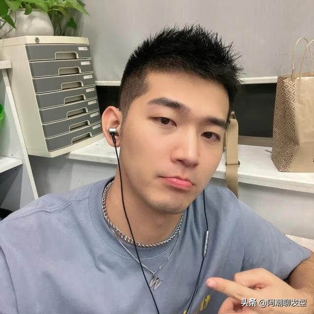 男生剪什么发型好看(男生理发都有什么发型)