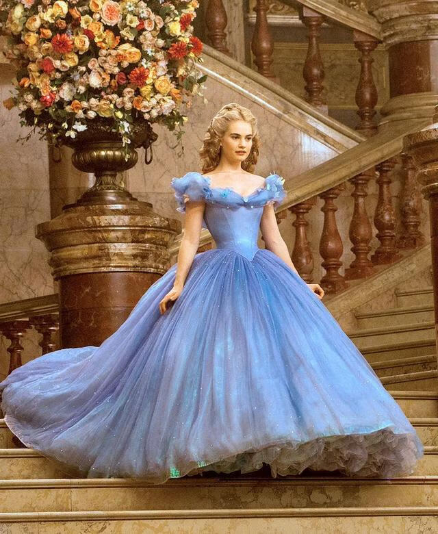 花 絮·片中的蓝色舞裙镶嵌了1万颗施华洛世奇水晶,花了16个裁缝550