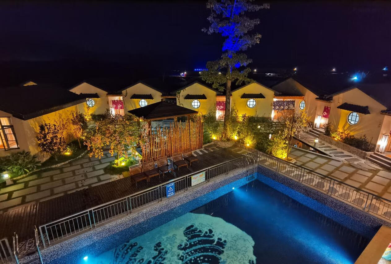 庄园今年新开业不久的特色日式温泉民宿,坐落在惠州黄沙洞度假区内,以